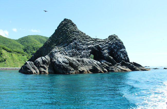 窓岩（神恵内村）| Domingo -ドミンゴ-